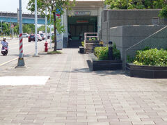 草衙站

あけちさんの行かれた高雄灯台へ行こうと思います
GoogleMapで検索するとバスで行くと灯台まで徒歩が少ないと言われるのでMRTレッドライン草衙站で下車
MRT出口とバス停からの距離はこの位