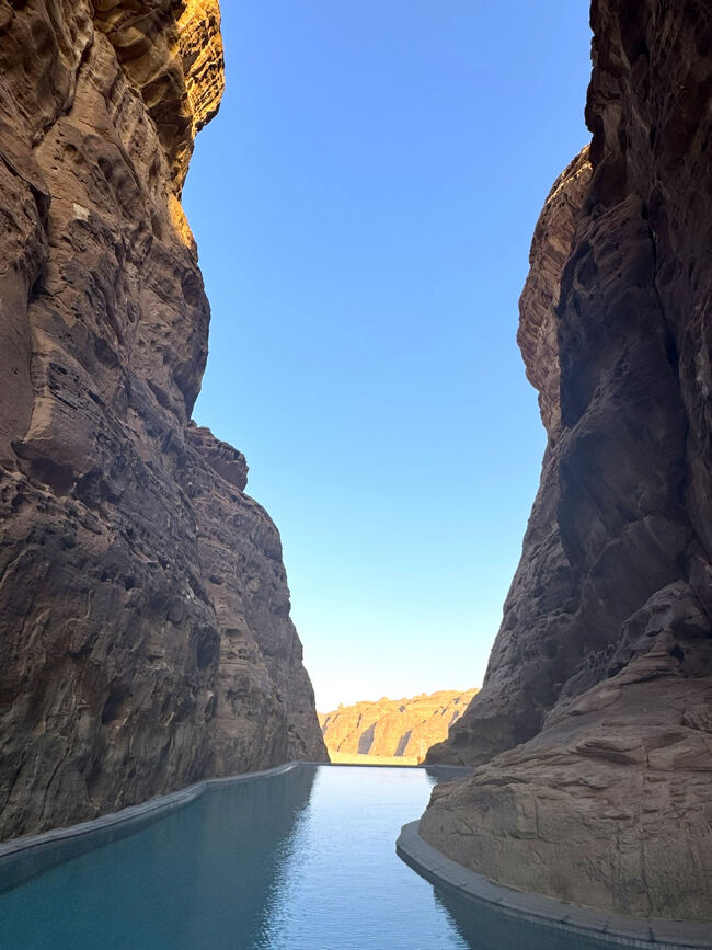 何でも有とは言え・・・砂漠にプール（水）！そこは驚かないと！<br />ジェッダは紅海が近く淡水化プラントですが砂漠のアルウラの水源は何処からなんでしょう？<br />実はアルウラは特別で地下には帯水層があるのです。<br />