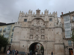 大聖堂を出るとサンタマリア門