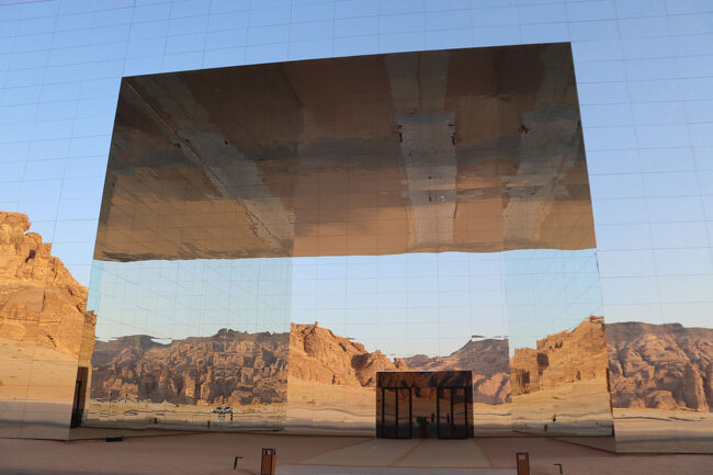 ん？上の茶色の四角は地面が映り込んでるんだっけ？<br />