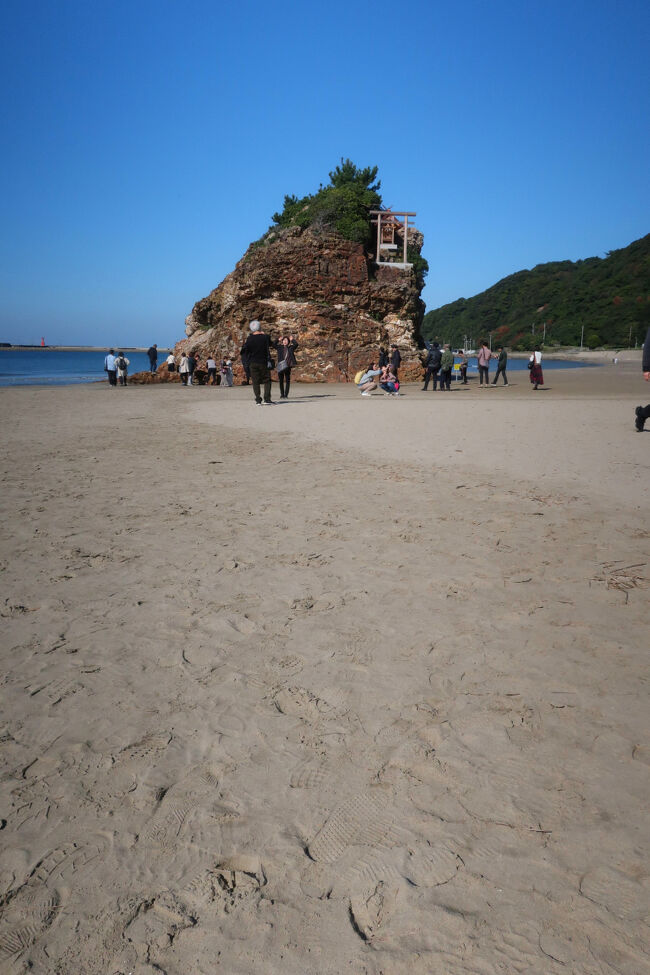 　まずは稲佐の浜へ。ここで砂を少し集め、出雲大社本殿裏の素鵞社で大社の砂と入れ替えるのが最近の参拝の作法とか。朝早くから観光客の足跡でいっぱいだ