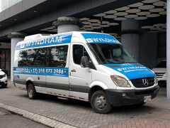 フェアフィールド by マリオット ボゴタ大使館からセント?にあるIBISに移動します。ホテルを移動する理由は、帰国便が深夜発なのでレートチェックアウトが出来るアコー系のホテルに変わります。
写真はフェアーフィールドのシャトルバスです。同じ建物にあるウインダムホテルと共同でフェアーフィールドは空港への無料シャトルバスを運行しているのです。
