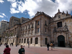 サンフランシスコ教会。
ボゴタの歴史的中心部にある最古の教会です。
バロック様式とムデハル様式（イスラム教徒の建築様式）が融合した建築様式が特徴。