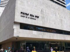 黄金博物館
ボゴタのセントロの観光で最も人気のある場所の1つ。
建物の前にいる民族衣装のお姉さんたちは黄金博物館の斜め向かいにあるエメラルド博物館の勧誘のお姉さんたち。エメラルド博物館は大きなビルの上層階にあり目立た無いせいかお姉さんたちが黄金博物館の前で宣伝しているのだ。
