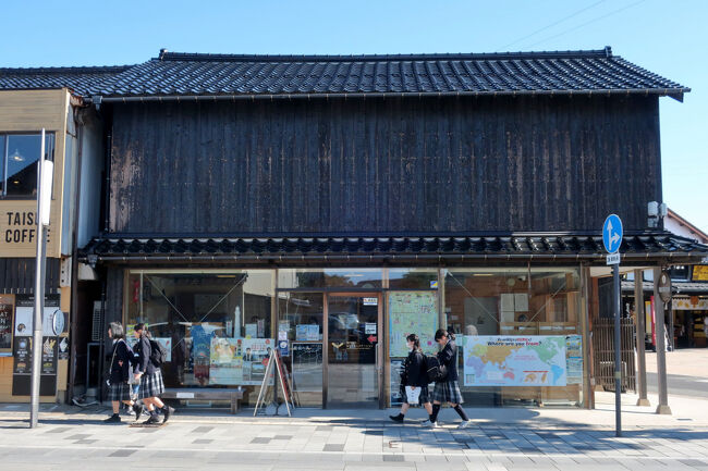 　神門通りおもてなしステーション。大社の観光案内所だ。豊富なパンフレットが印象的。一畑電鉄出雲大社前駅のすぐ近くにあり、大社観光の第一歩としても便利