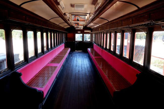 　車内も公開されている。深紅のモケットがまぶしい