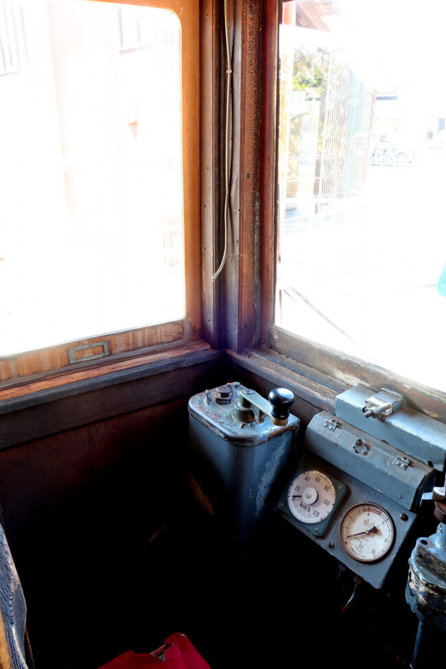 　運転席。ソフト鉄よりも関心が低い「薄鉄」の身だが、それでも興味津々だ