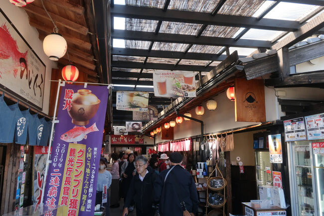 　出雲大社勢溜前にある「ご縁横丁」。門前店舗の集合体だ。「横丁」という名前は伊勢神宮のおかげ横丁を連想するが…