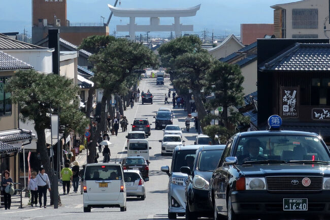 　勢溜から神門通りを振り返る。参拝後のすがすがしい気分のようだ