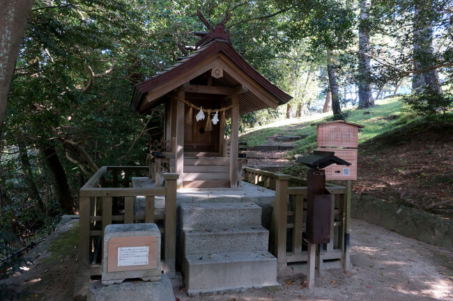 　参道にはいろいろなルールが。まずは祓社（はらえのやしろ）。本殿に向かって参道右側にある