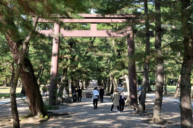 　三の鳥居。ここは鉄でできている