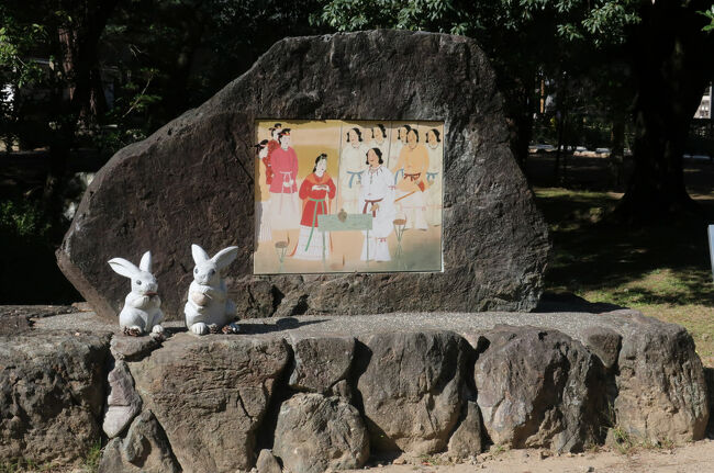 　縁結びの碑。参道のそばにあるウサギの広場のような場所にある。オオクニヌシとスセリヒメの出会いを記した石碑だ。誰が建てたかはわからなかった。大社内には多数の碑があるが、参拝客には誰が立てたのかすべてわかるわけではない