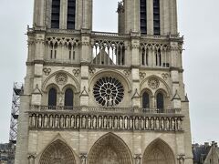 花市場を通り過ぎると、ノートルダム大聖堂です。正面は修復済でしたが、側面、後ろ側は修復工事中でした。
沢山の観光客で賑わっていました。