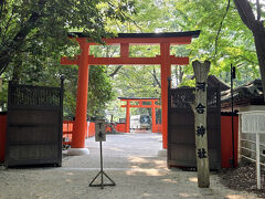 　下鴨神社の摂社で、高野川と賀茂川の合流する地にあることから、河合神社と呼ばれています（いながら旅↓を参照）。

　https://inagaratabi.com/takada-takafumi-kojikiibun-3-2/#toc24