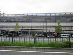 今回の旅行、私達夫婦は昨晩の内に東京を発ちましたが、同じく東京在住の義母は流石に夜行はきついので、早朝に東京を7:03発、京都に9:37着の「ひかり501号　岡山行き」で京都にやって来ます（詳しく分かりませんがジパング倶楽部？会員だと「のぞみ」より格安との事）
また大阪の吹田在住の義叔母も、それに合わせて京都駅に集合となります。

2人と合流すべく京都駅にやって来ました。
比較的新幹線が近い「八条口」集合としています。