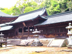 野田神社の幣殿。幣殿に接続して奥に本殿がある。