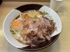 きつねうどんにしました！
ホームの立ち食いうどんの中では美味しいと思います！