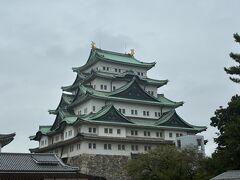 やってきました名古屋城。
ちょっと曇っちゃって残念。
でもしっかり鯱が見れました！
天守閣には入れないんだけどね。