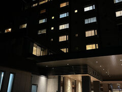 　到着が遅くなって、暗くなってしまいましたが、丘の上に佇む萩本陣です。
　敷地への入口が広くて、お城に入っていくような感じになります。
　