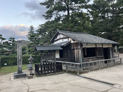 　松下村塾
　松陰先生が安政4年(1857)年主宰した私塾。移築ではなく、当時からこの位置に建っていました。ここで、明治維新を成し遂げた、数多くの人材が育ちました。平成27年7月5日、ユネスコの世界文化遺産に登録されました。