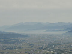 そしてザ・ヴェランダ石打丸山に向かった。ゴンドラで展望台まで行き、さらにチェアリフトで上がった。紅葉が美しく、越後の山々の眺望が楽しめるとされる場所だ。しかし紅葉は、まだ始まらず、雲が厚くなってきて絶景にも出会えなかった。