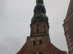今日の宿へ歩いて行く、冷たい小雨なので急いで歩く
旧市街に入るといきなり尖塔を持つ教会に
旧市街で迷ったらこの塔が目印