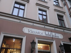 今日は旧市街の中の小さなホテル
近くまで行くのは簡単だが、入口を見つけるのに苦労。一回りしてしまった。
雨が降って寒いのであせる

古いホテルだがエレベータあり