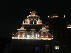 食後近くを散歩
近くのコンビニでビールを買って部屋でチョイ飲み