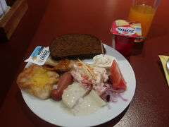 朝食ビュッフェ
黒パンが当地では多い
朝のビュッフェを食べると昼は食べられない
ツアーは三食付きが多いが、歳をとると三食も食べられない