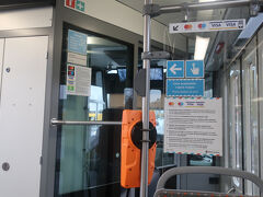 トラムで市内へ向かう。入口のこの機械にQRコードチケットをかざすか、クレカのタッチ決済でも同じ。
日本のカードでタッチ決済できた、何も問題なし。
車両の中ほど、後方にも読み取り機があるが、交通カード専用のタッチ機で、クレカには対応しないので注意。