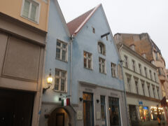 到着、いつもながらグーグルマップに道案内をお願い。
便利な時代になったものだ。

今日の宿は水色の三角屋根の小さなホテル
一階はイタリアンビストロ