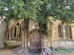 写真スポットはこちら！
教会の裏側です。
ロードオブザリングのロケ地になったところだそう！