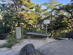 　文学のこみちを下っていきます。