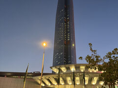 渋滞なので歩いた方が早かったと思うけどモールに到着
30～50階にフォーシーズンズが入ってます。
