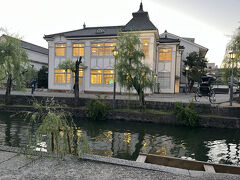 　倉敷館は、大正6年に倉敷町役場として建てられた洋風の木造建築です。現在は観光案内所として観光ガイドや宿泊施設の紹介を行うほか、無料休憩所として自動販売機やコインロッカー、トイレを備えています。