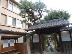 千光寺の参道に戻って建築祭の次の会場に来ました。 「LOG （ログ）- Lantern Onomichi Garden- 」