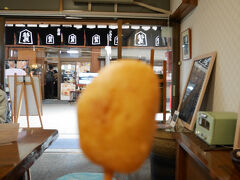 人気蒲鉾店桂馬の店頭でけいまドッグを購入して向かいの無料休憩所で食べました。
アメリカンドッグのような生地ですが中身はソーセージではなく、自家製の無添加お魚すり身の蒲鉾が入っています。揚げたてなのでオーブンで温めなおす手間がはぶけました。