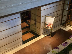 博物館の後、急いでシェラトンタワーホテルに向かいます。
もちろん、グラブでタクシーを呼びました。

シェラトンB1にある「李白　リーバイ」に飲茶の予約を入れておいたのです。なんでもシンガポールで一番美味しい飲茶の店なんですって。予約時間は13：00．並んでいる人たちを尻目にこちらにどうぞと、招き入れられました。ふぅ、間に合ってよかった…
　　　　　　　　