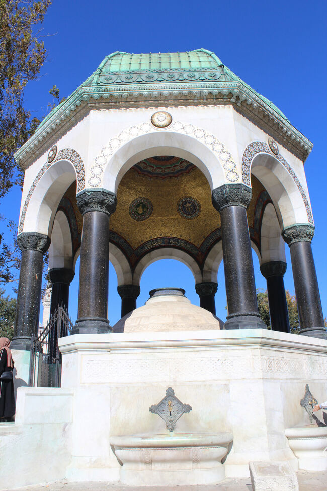 ヒッポドロームにあるドイツの噴水は、<br />１８９８年に建設され、ドイツ皇帝ウィルヘルム２世からオスマン帝国への贈り物だった。