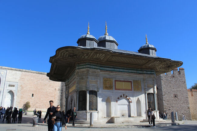 １７２８年、スルタン・アフメット３世によって建てられた、イスタンブールで最大級の規模を誇る泉亭。