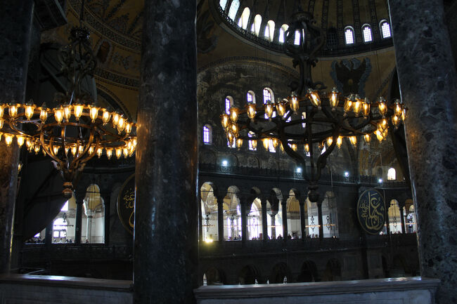 チケット売り場までかなり並んで、間違ってアヤソフィアと<br />アヤソフィア歴史体験博物館とのコンボチケットを買ってしまった。<br />ふたりで５０００トルコリラーーー。