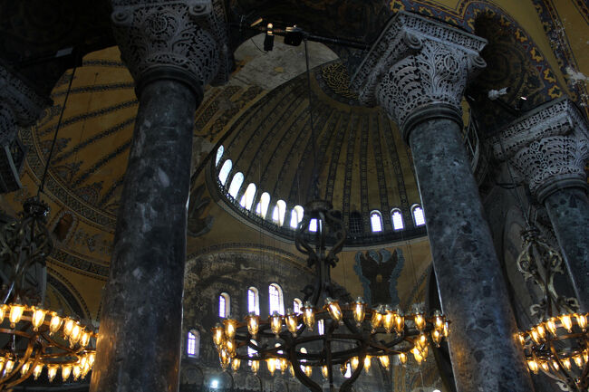 アヤソフィアは、東ローマ帝国時代の５３２年から５３７年に首都コンスタンティノープルに建てられたキリスト教正教会の大聖堂が起源。