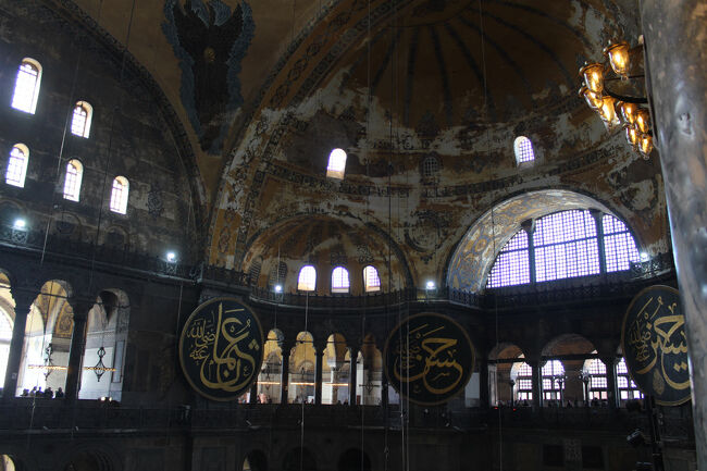 オスマン帝国によるコンスタンティノープルの陥落が起きた１４５３年から１９３１年までに渡り、イスラム教モスクとして改築を繰り返し現在の姿になった。<br />第一次世界大戦でオスマン帝国は敗戦国となり、１９３５年から２０２０年まで博物館として公開されていた。