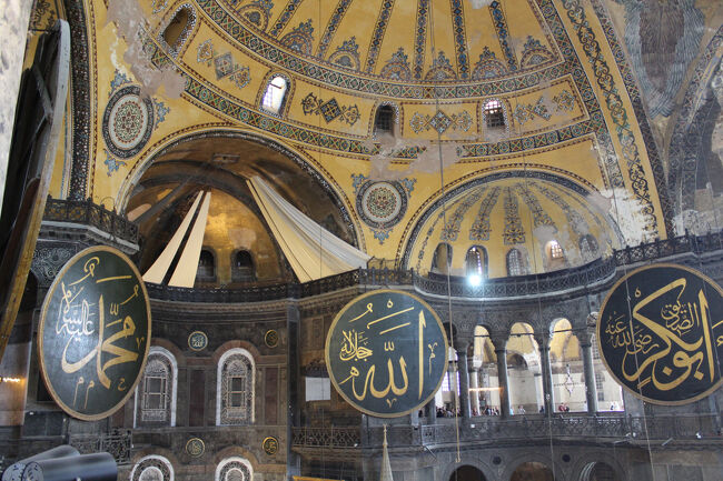 エルドアン大統領がアヤソフィアをモスクとする大統領令に署名し、２０２０年７月からアヤソフィアは再びモスクとなった。