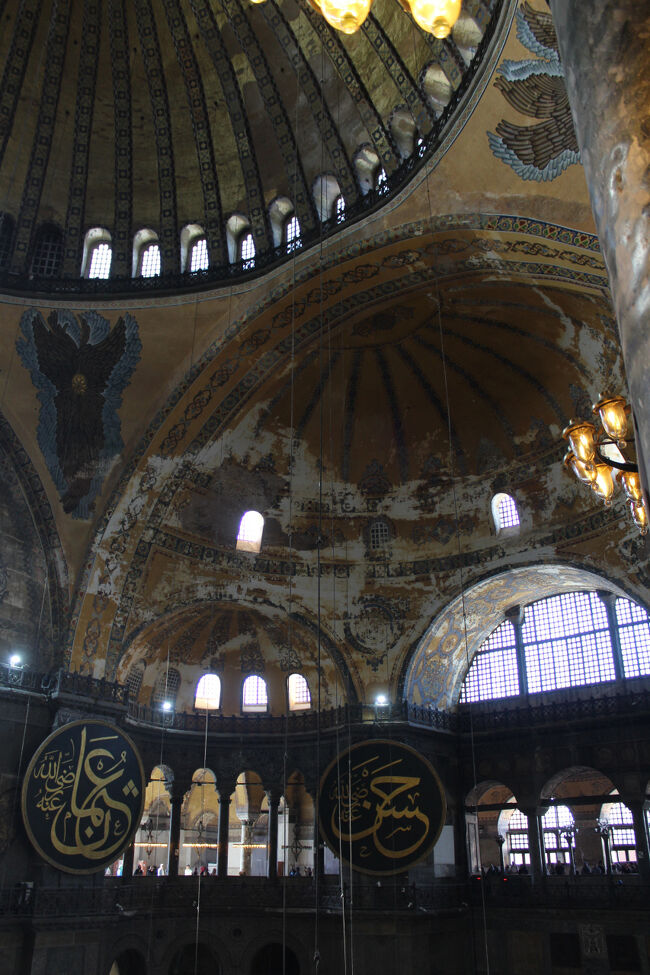 創建当時は単純な四角形平面だったが、東ローマ帝国、オスマン帝国の時代を通じて、周囲に様々な施設が建て増しされた。