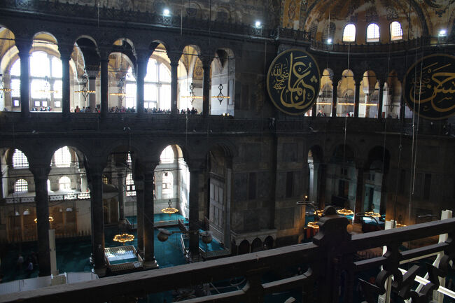 ２度の焼失を経て、ユスティニアヌス帝は直ちに再建することを決定。<br />設計は、トラレスのアンテミオスとミレトスのイシドロスに委ねた。