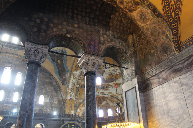 ドームの再建工事が行われたが、次のドームも９８９年と１３４６年に大規模な崩落を起こしている。