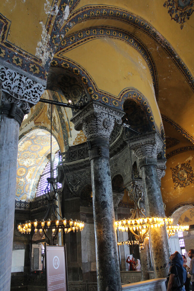 ７２６年、皇帝レオーン３世は聖像破壊運動を先導。<br />聖堂内の全てのイコンを除く命令を下した。