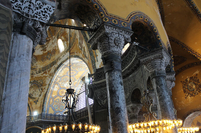 ユスティニアヌスによって再建されたアヤソフィア大聖堂は、コンスタンティノープル総主教庁の所在地として正教会第一の格式を誇り、東ローマ帝国の諸皇帝の霊廟として用いられた。