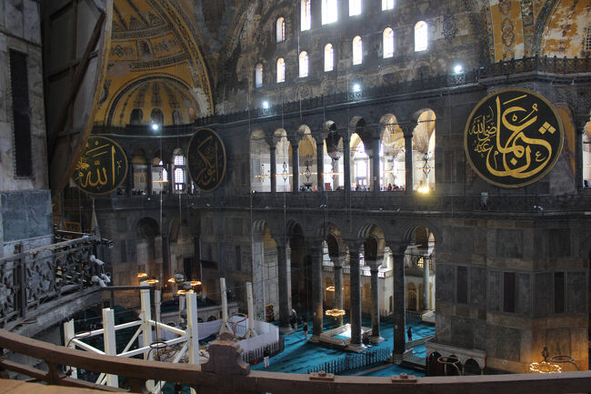 コンスタンティノープルの陥落を成し遂げたメフメト２世は、<br />コンスタンティノポリス総主教庁から大聖堂を接収してモスクへ転用することを宣言した。